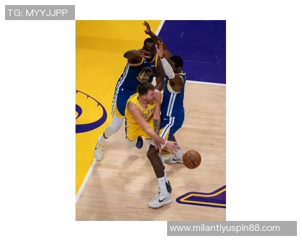 休斯敦铁锁显威力阿门主成功限制杰伦布朗投篮表现惨淡 休斯敦铁锁显威力阿门主成功限制杰伦布朗投篮表现惨淡