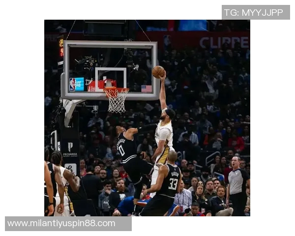 小南斯篮下强势进攻旱地拔葱单臂暴扣展现霸主风范 小南斯篮下强势进攻旱地拔葱单臂暴扣展现霸主风范