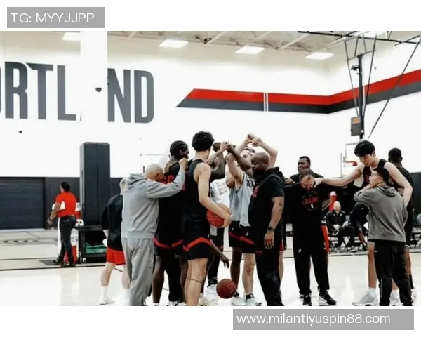 克林根谈与杨瀚森默契配合每日争抢篮板共同提升技艺 克林根谈与杨瀚森默契配合每日争抢篮板共同提升技艺