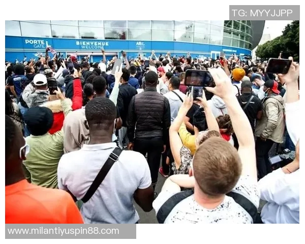 巴黎球迷大巴深夜抛锚高速上80人被困数小时等待救援