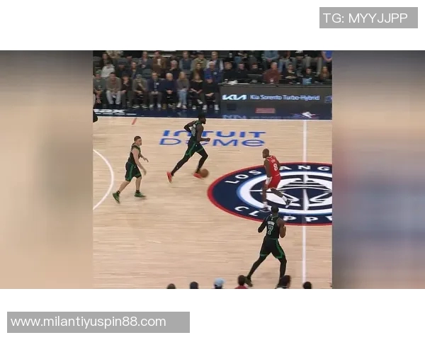 杰伦布朗首节表现惊艳全场5投全中砍下13分2助助力球队进攻