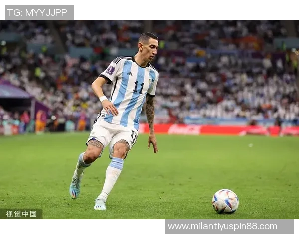 阿根廷足协主席与梅西德保罗重聚合影分享喜悦时刻